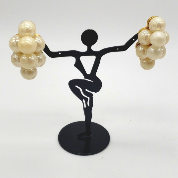 Faux cluster pearl clip earrings new condition - Picture 4 of 4